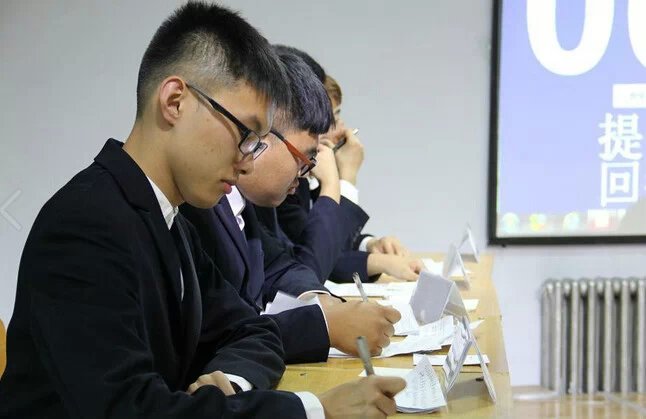 选手们认真的准备