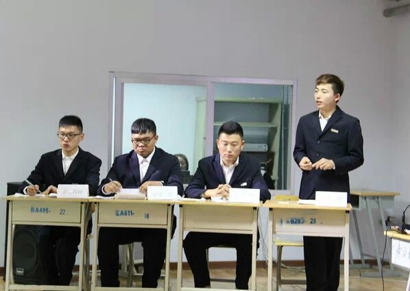 选手们激烈的辩论